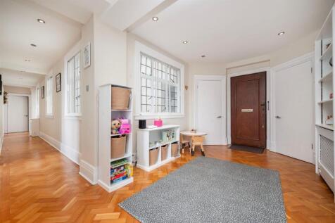 Hallway - Chiltern Court.jpeg
