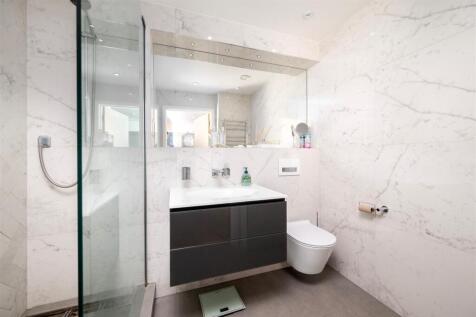 Family shower room - Winterton House.jpeg