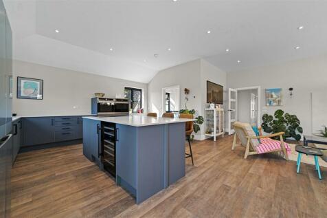 KITCHEN FAMILY ROOM