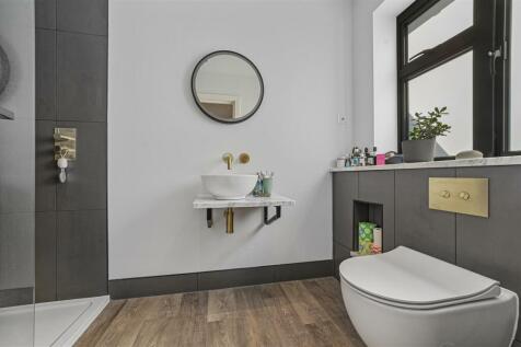 EN-SUITE TO BEDROOM ONE
