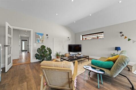 KITCHEN FAMILY ROOM