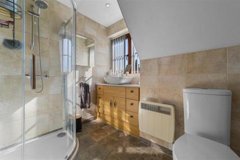 EN-SUITE SHOWER ROOM