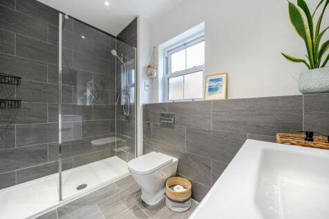 EN-SUITE TO BEDROOM ONE