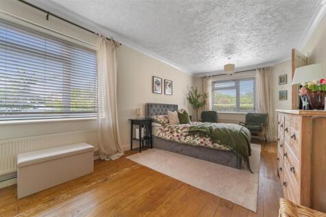 BEDROOM/LIVING ROOM