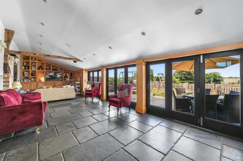 KITCHEN FAMILY ROOM