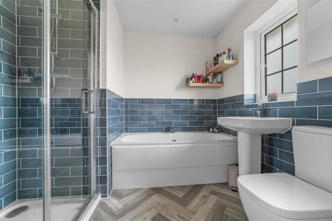 EN-SUITE BATHROOM