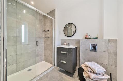 EN-SUITE TO BEDROOM ONE