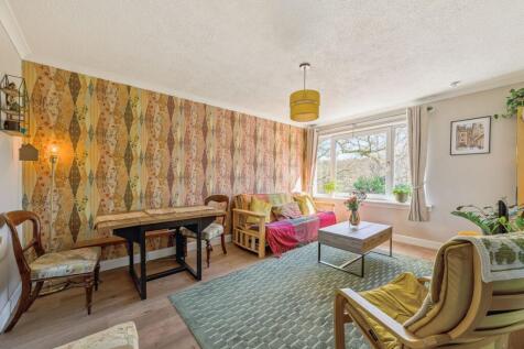 Lounge / Dining Area