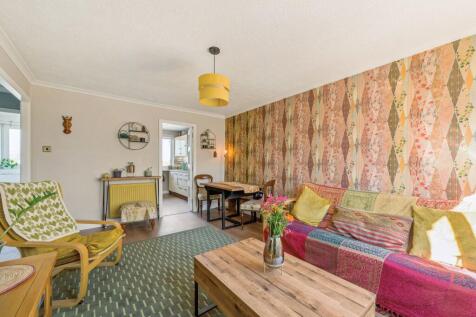 Lounge / Dining Area