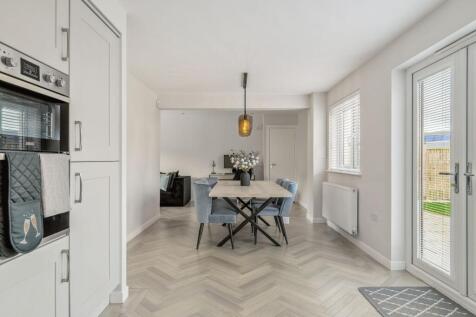 Kitchen / Dining Area