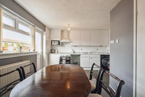 Kitchen / Dining Area