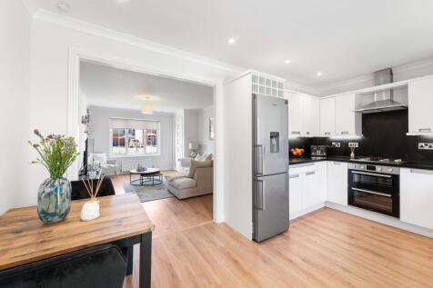 Kitchen / Dining Area