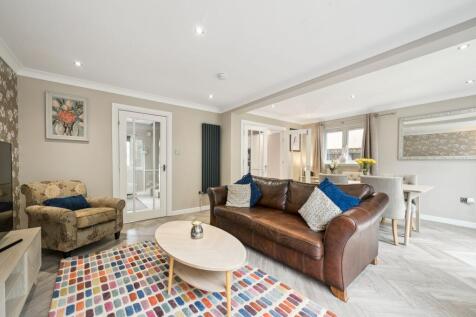 Lounge/ Dining Area