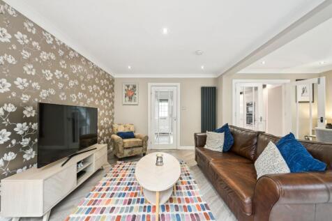 Lounge/ Dining Area
