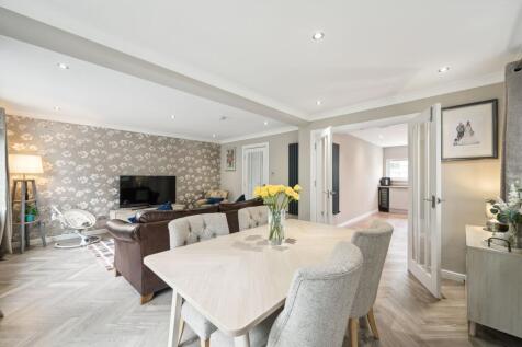 Lounge/ Dining Area