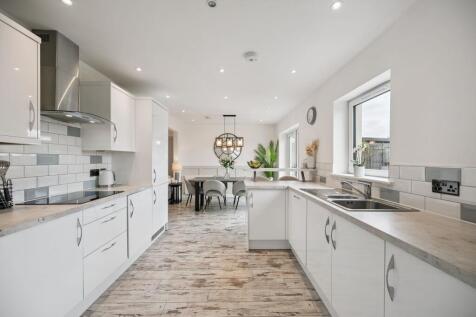 Kitchen / Dining Area
