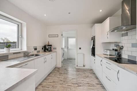 Kitchen / Dining Area