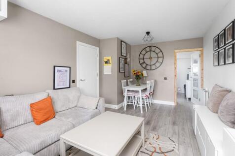 Lounge / Dining Area