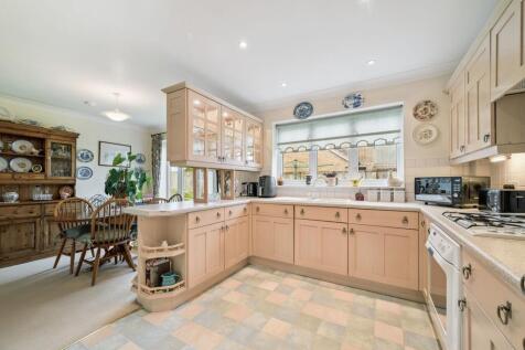 Kitchen / Dining Area