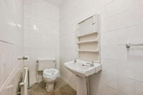 Family Bathroom Downstairs