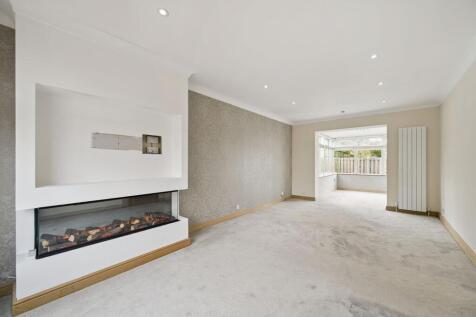 Lounge / Dining Area