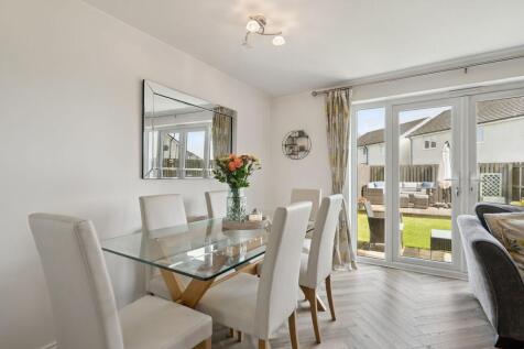 Lounge / Dining Area