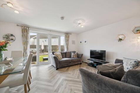 Lounge / Dining Area
