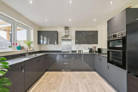 Kitchen / Dining Area
