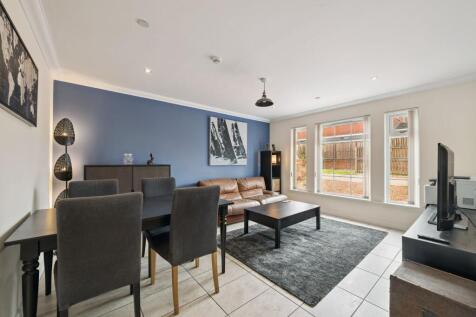 Lounge / Dining Area