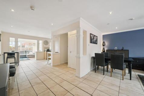 Lounge / Dining Area