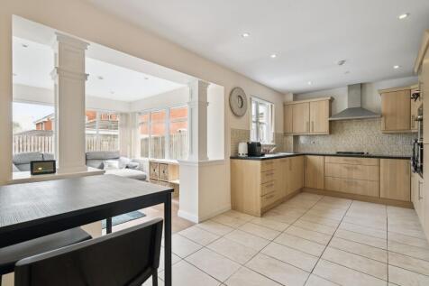 Kitchen / Dining Area