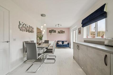 Kitchen/ Dining