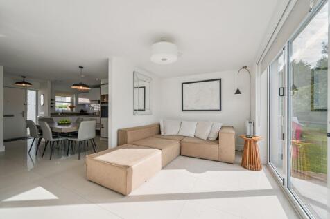 Lounge / Dining Area