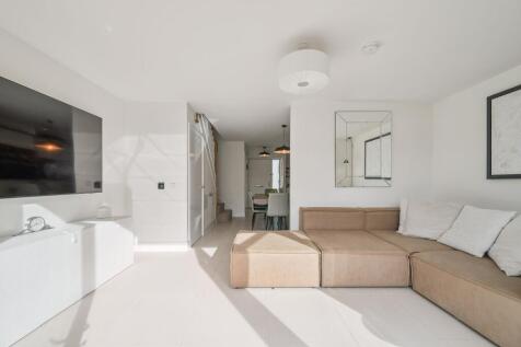 Lounge / Dining Area