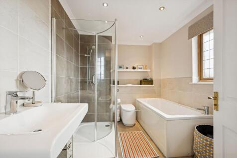 Principal Bedroom En-Suite