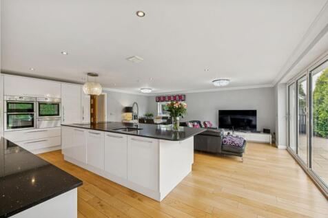 Open Plan Kitchen/Dining/Living Area