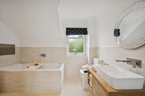 Principal Bedroom En-Suite