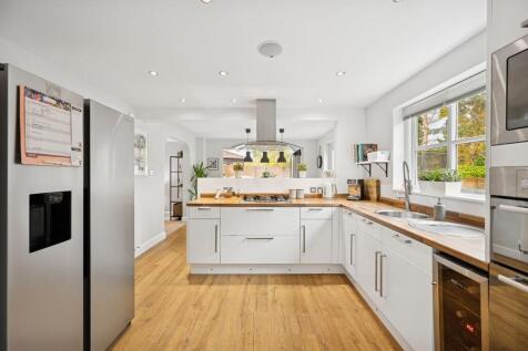 Kitchen / Dining Area