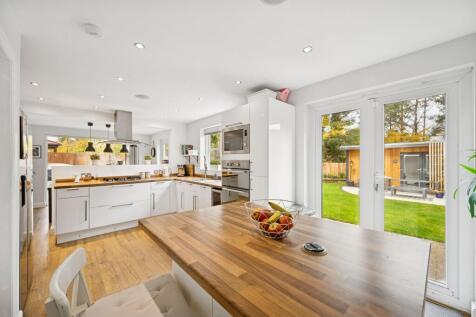 Breakfast Bar/ Kitchen