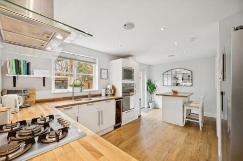 Kitchen / Dining Area