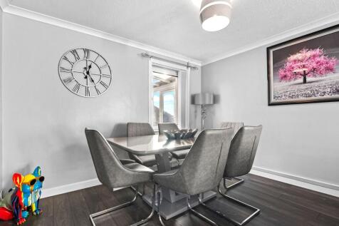 Lounge / Dining Area