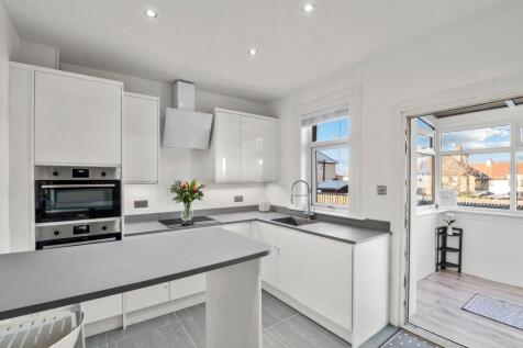 Kitchen / Dining Area