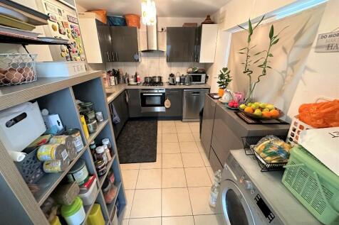 FITTED KITCHEN