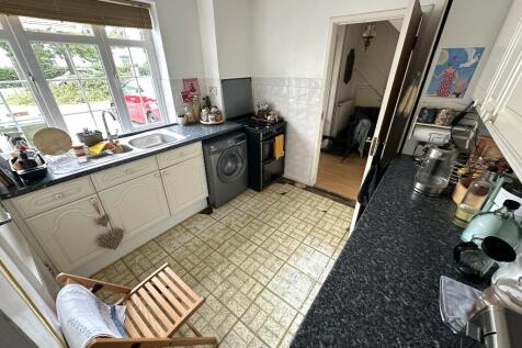 FITTED KITCHEN