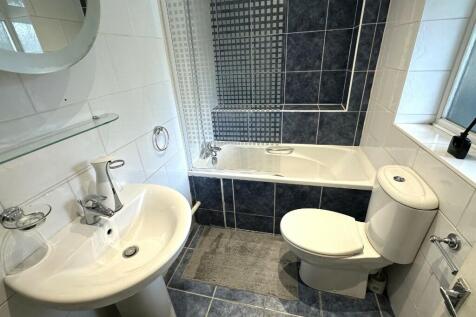 EN-SUITE BATHROOM