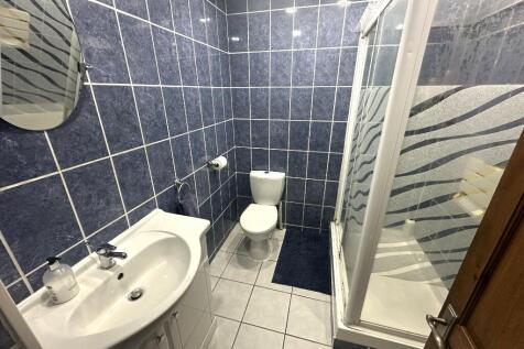 D/STAIRS SHOWER ROOM