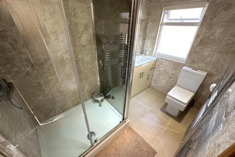 EN-SUITE SHOWER ROOM