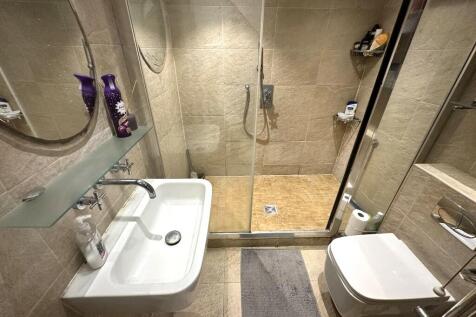 D/STAIRS SHOWER ROOM