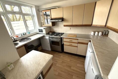 FITTED KITCHEN (A)