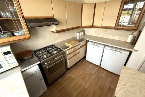 FITTED KITCHEN (B)
